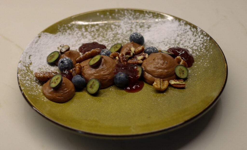 Sulkaamousseannos Maku Tones-lautasella / Chocolate mousse on maku Tones plate.