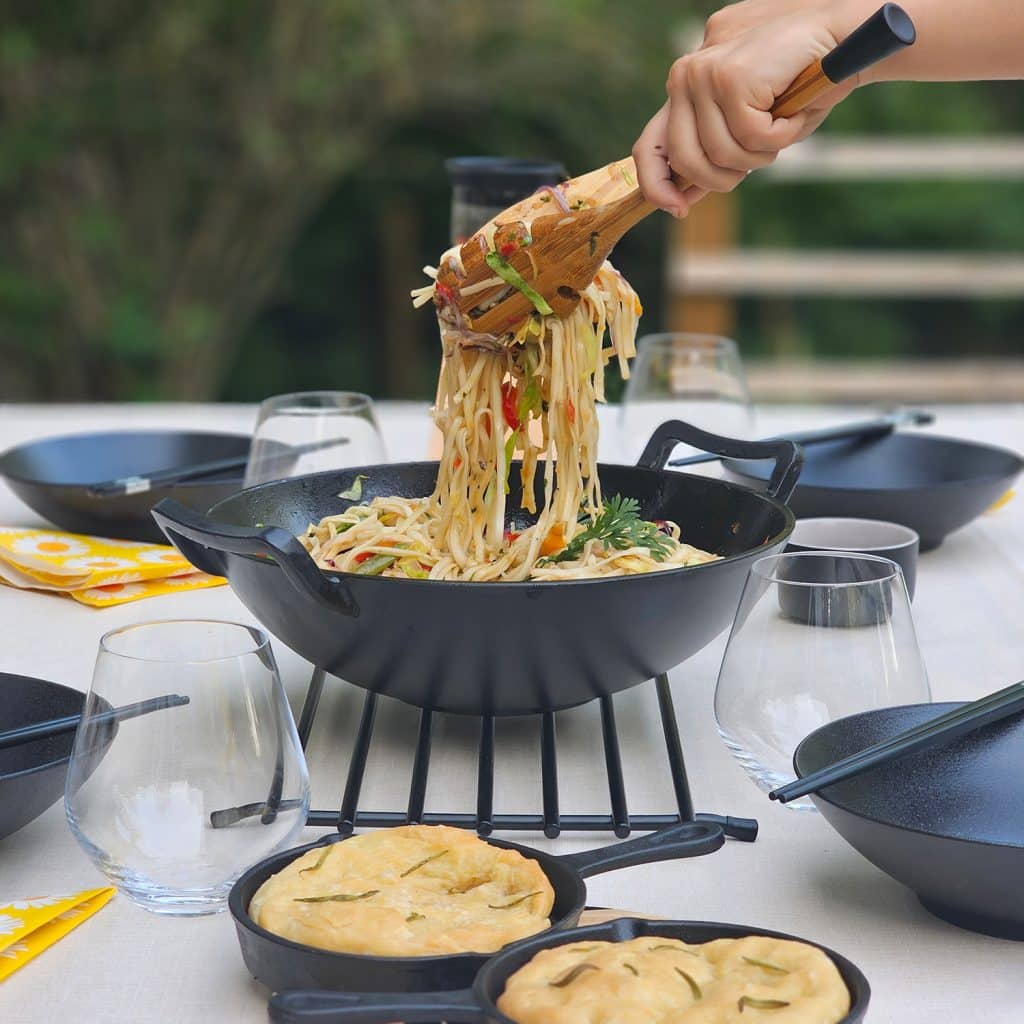 Satokauden wok ja focacciaa Maku-valurautapannuilla valmistettuna ja tarjoiltuna.